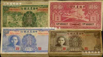 中国农民银行纸币共140枚，详分：1935年德纳罗版伍圆10枚，1940年德纳罗版壹圆99枚、伍圆30枚，1940年大业版拾圆1枚，五至七五成新，敬请预览