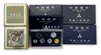 人民币硬币系列一组，详分：①1993年、1994年、1995年和1996年中国人民银行发行“中国硬币”精装共4盒不同，均内含4个年份壹分、贰分、伍分、壹角、伍角、壹圆全套硬币；②上海造币厂发行“多棱水晶”硬币球3个，均内含壹分、贰分、伍分、壹角、伍角、壹圆硬币各1枚，其中2个为精装原盒；保存完好，敬请预览