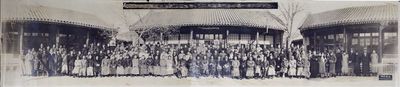 1932年“中华民国二十一年一月元旦国立北平大学俄文法政学院国难讲演会纪念”历史老照片一张，长达约1米，保存甚佳，敬请预览