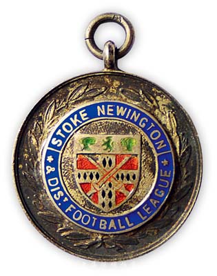 英国早期“Stoke Newington Football League”(斯托克纽因顿足球联赛)珐琅彩银质章1枚，保存甚佳，敬请预览