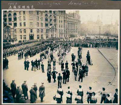 1928年上海英租界外滩“停战纪念日游行”（1928 Shanghai Armistice Day）历史老照片一张，尺寸281×230mm，背面书有英文说明；英国藏家出品，罕见且保存极佳，敬请预览