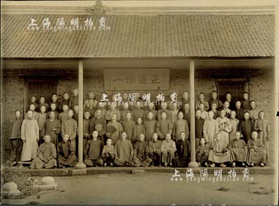 清代1907年“正道惟一”（即一贯道）教民合影历史老照片1张，尺寸247×180mm，背面有英文记录；此种教派老照片存世颇为稀见，保存甚佳，敬请预览