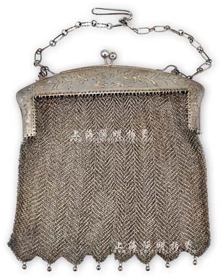 民国时期银质“手袋”1件，上刻迎春花图案，形制美观且制作精美，保存甚佳，敬请预览