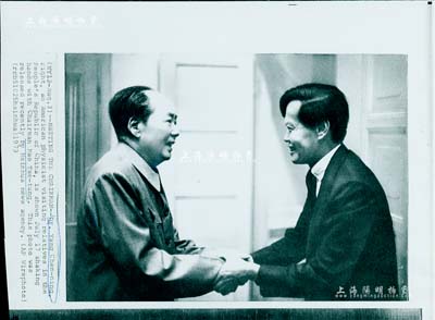 1973年“毛泽东主席接见杨振宁先生”历史老照片1张，尺寸240×204mm，乃属昔年外国记者拍摄之新闻照，下附英文说明；杨振宁，乃杜聿明将军女婿，世界著名物理学家，1957年获诺贝尔物理学奖，他是中美关系松动后回中国探访的第一位华裔科学家；源于美国回流，保存甚佳，敬请预览