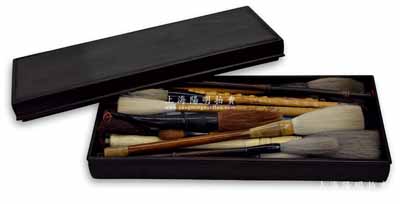 著名画家刘海粟旧藏红木盒1件，内附各式毛笔27支，保存较佳，敬请预览