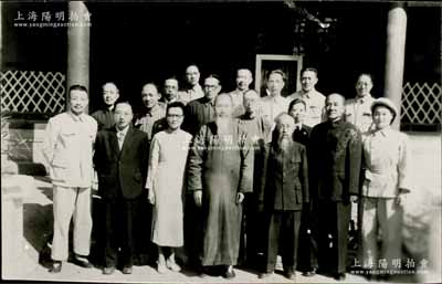 1949年9月21日“中国民主同盟（简称民盟）参加新政协全体代表合影”历史老照片1张，尺寸103×66mm，时中国人民政治协商会议在北平召开，照片上人物包括张澜、沈钧儒、史良、胡愈之、楚图南、费孝通等（此乃原版照片，而后这张照片被出版物、媒体及百度等广泛引用）；附带出版物之原稿1页，其上对照片人物均有详尽记录；保存甚佳，敬请预览