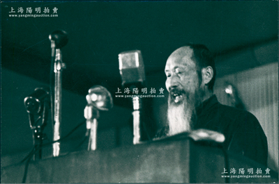 1949年9月21日“中国民主同盟（简称民盟）主席张澜在第一届中国人民政治协商会议开幕式上讲话”历史老照片1张，尺寸138×91mm，背有批注文字，保存甚佳，敬请预览