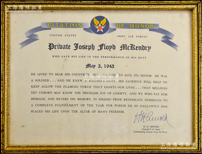 1943年抗战时期美国援华飞虎队“荣誉奖状”一张，尺寸310×245mm，上印飞虎队标志，颁给牺牲军士Joseph Floyd Mckendry（约瑟夫·弗洛伊德·麦肯德里），由美国陆军航空队最高指挥官H.H ARNOLD（亨利·哈里·阿诺德，空军五星上将，被誉为“美国现代空军之父”）亲笔签名；源于美国回流，附带原镜框，保存甚佳，敬请预览