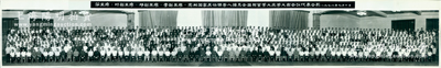 1978年7月10日“华主席、叶副主席、邓副主席、李副主席，党和国家其他领导人接见全国经贸学大庆学大寨会议代表合影”长卷式历史老照片1张，尺寸1300×198mm，其首排正中为华国锋、叶剑英、邓小平、李先念、陈永贵等诸多中央领导；该会于6月20日至7月9日在人民大会堂举行，由中共中央、国务院授予全国财贸战线大庆式企业称号736个，授予全国劳动模范和全国先进生产者称号381人；保