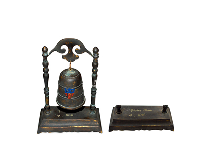 1946年“飞虎队”纪念铜钟一个，其钟身上有飞虎队标志，底座上刻有“Peiping China”（中国北平）字样和1946年份；保存甚佳，敬请预览