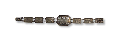 1946年“老上海银质手链”一条，其上图案为龙图腾、卢沟桥、天坛和宝塔等，似为抗战胜利之纪念品，背面刻有英文；海外回流，保存甚佳，敬请预览