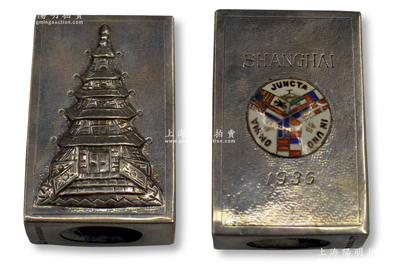 1936年上海工部局银质火柴盒1个，其正面为宝塔图，背面为工部局标志，底边有“文焕”等中英文款，保存甚佳，敬请预览