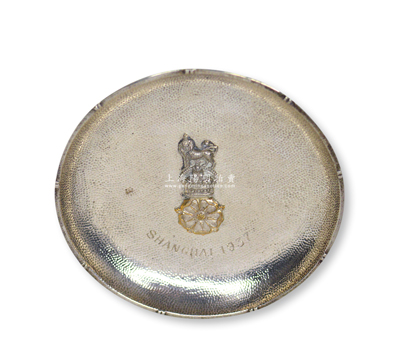 1937年驻上海英军北兰开斯特郡步兵团（Loyal North Lancashire Regiment）纪念银碟1个，直径94mm，上有狮子立皇冠标志和“Shanghai 1937”字样，或曾见证“淞沪会战”；源于海外遗存，品相一流，敬请预览