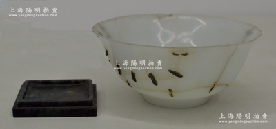 清代玉器2件，详分：白玉碗1个，口径140mm，已裂损修补；方形墨玉小座垫1个，直径65mm，保存较佳；源於京城前辈名家骆泽民先生之遗存，敬请预览