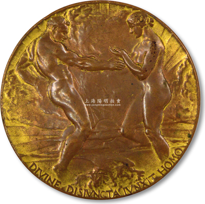 1915年（美国）巴拿马太平洋万国博览会（即旧金山世博会）大型“金质奖章”（Medal of Award，又称大奖章）1枚，直径70mm，正面为一对漫步海上的男女，下面一行拉丁文，意为“两岸之间的神圣联盟”，但背面空白，据说是样章；源于海外回流，少见，保存较佳，敬请预览