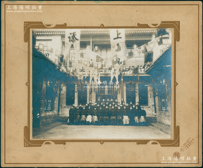 民国时期山西“保泰通银号同仁合影”特大型历史老照片1张，原装帧，带框尺寸387×319mm，由太原钟楼街·开明照像馆摄制；胡俊良先生藏品，罕见，可适用于展览或典藏，保存甚佳，敬请预览