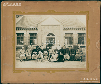 民国时期吉林“山西会馆合影”特大型历史老照片1张，原装帧，带框尺寸391×321mm，由吉林尚仪街·大方照像馆摄制；胡俊良先生藏品，罕见，可适用于展览或典藏，保存较佳，敬请预览