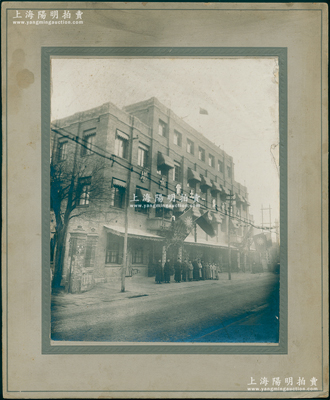 民国时期“太原市第一土货商场同仁合影”特大型历史老照片1张，原装帧，带框尺寸317×387mm，此土货商城乃阎锡山提倡本省土货、抵制洋货倾销山西之历史实证；胡俊良先生藏品，罕见，可适用于展览或典藏，保存较佳，敬请预览