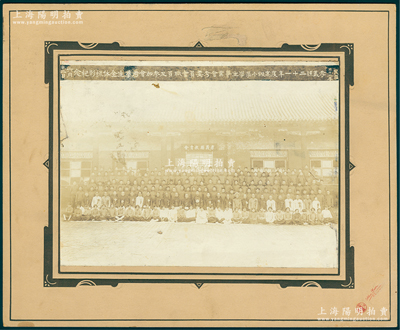 民国二十二年六月二日（1933年）“孝义县二十一年度高级小学学生毕业会考委员会职员及参加会考学生全体撮影纪念”特大型历史老照片1张，原装帧，带框尺寸385×316mm，由山西三元像馆摄制；胡俊良先生藏品，罕见，可适用于展览或典藏，保存较佳，敬请预览