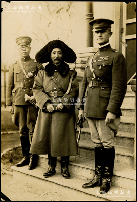 北洋政府奉系军阀领袖、安国军总司令“张作霖视察天津美国海军陆战队时的合影”历史老照片1张，尺寸85×134mm，摄于1926年，当时张作霖在访问美国驻天津领事馆期间，应邀视察美国海军陆战队时留下的合影，右边美军军官可能是史迪威（未找到史迪威将军的年青像，但与他的儿子小史迪威照片很像）；少见且保存甚佳，值得预览和重视