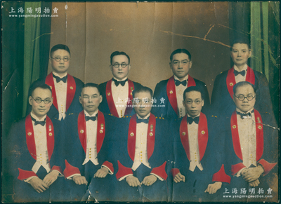 民国时期上海“沈一得律师事务所同仁合影”历史老照片1张，大型尺寸365×265mm，其上人物均着昔年之律师服，颇为难得；俞建国律师藏品，罕见，保存尚佳，敬请预览