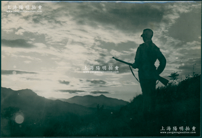 抗战时期著名革命摄影家、晋察冀画报社主任沙飞所摄“祖国山河，不容侵犯”之八路军站岗老照片（原照）1张，尺寸140×95mm，摄于1940年百团大战期间；此照片当年极为出名，在党史书籍和新闻媒体中均广为传播，历史意义厚重，堪称革命影像之珍贵实物；罕见且保存甚佳，值得珍视和推重（另附报刊资料1份，以供参考！）