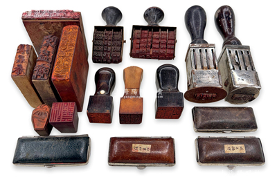 民国时期（哈尔滨）天泰银行各种印鑑及股东印章等一组共17件，内含：经理及股东各式印章、银行本店和支店戳记、号码机、花押等，内容丰富，值得细览；源于昔年该行经理家族之遗存，保存尚佳，敬请预览和重视