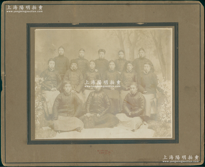 民国时期“山西晋商合影”特大型历史老照片1张，原装帧，带框尺寸396×323mm，由太原府美丽兴照像馆摄制；胡俊良先生藏品，少见，可适用于展览或典藏；保存甚佳，敬请预览
